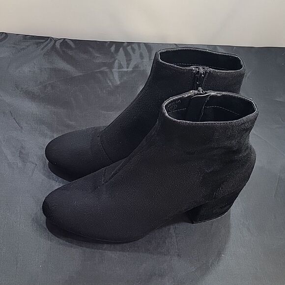 SO ME RAIA SUED SIDE ZIPPER CLOSURE POINTED TOE WOMEN"S BLOCK HEEL ANKLE BOOTIE - Picture 6 of 16